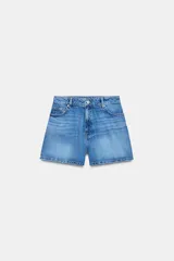 Shorts de denim de tiro medio, color azul claro con efecto lavado. Presenta cinco bolsillos y cierre frontal con cremallera y botón metálico.