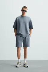 Sudadera relaxed fit color crudo confeccionada en tejido interlock de algodón con elasticidad, cuello redondo, manga corta y bajo acabado en rib.