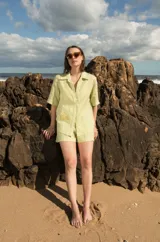 Short de corte relajado con elástico en la cintura, confeccionado en lino a rayas verticales color celeste y blanco.