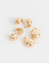 Set de tres pares de aros tipo argolla dorados, con diferentes formas y grosores.