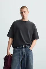 Camiseta de algodón de peso ligero, color verde musgo con efecto lavado, corte boxy fit y cuello redondo.