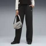 Pantalón de jogging negro de corte ancho con logo de Puma estampado en blanco en la pierna izquierda.