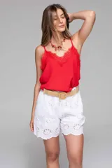 Short blanco de broderie calado con cintura elástica, bolsillos laterales y ruedo festoneado.