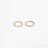 Par de aros de oro amarillo 18k con forma ovalada y diamantes engarzados.