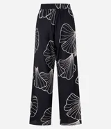Pantalón wide leg negro con estampado de hojas en color crema, cintura elastizada y bordado de follaje.