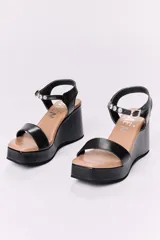 Sandalias de cuero color caramelo, con plataforma y taco ancho.