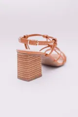 Sandalias de tacón color naranja, con puntera cuadrada, tiras finas con detalle de nudos y tacón geométrico de madera.