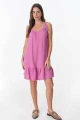 Vestido corto celeste con breteles finos y volados en el ruedo.