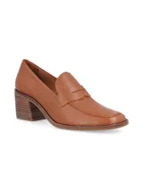 Zapato tipo mocasín color marrón cuero, con taco cuadrado y antifaz.