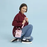 Bolso cartera vegano en color rosa, con tejido repelente al agua y bandolera desmontable.