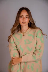 Sweater de punto color crudo con estampado animal print marrón.