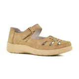 Zapato tipo sandalia cerrada color beige, con capellada calada y tira con velcro sobre el empeine.