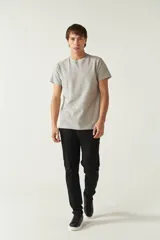 Remera gris de algodón con cuello redondo y logo bordado en el pecho.