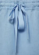 Pantalón amplio en lino, color celeste, con cintura ajustable y corte fluidos.