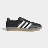 Championes Adidas Gazelle Indoor color negro con las tres tiras blancas y suela color caramelo.