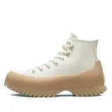 Botas de cuero color crema con suela de goma color beige con agarre exagerado.