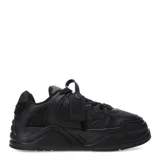 Zapatillas deportivas negras con suela gruesa y cordones.