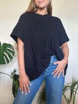 Chaleco tejido de hilo de algodón color negro, con diseño de trenzas y ochos, escote en v y silueta oversize.