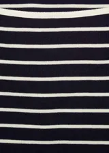 Camiseta de manga larga a rayas horizontales azul marino y blancas, con cuello barco.