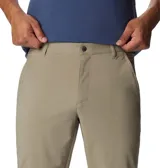 Pantalón de trekking color beige, con tecnología Omni-Shield de repelencia al agua y Omni-Shade de protección solar UPF 50. Cuenta con elástico parcial en la cintura, bolsillos para las manos, bolsillo de seguridad con cremallera y bolsillos traseros.
