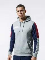 Canguro gris con capucha, mangas largas azul marino con detalles en rojo y logo Umbro estampado en el pecho.