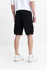 Bermuda cargo color marrón claro, con bolsillos laterales y traseros con solapa.