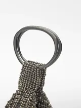 Bolso de mano tipo cóctel con diseño en forma de abanico, confeccionado con abalorios y pedrería tejidos en tricot de color gris metálico. Presenta un compartimento principal con cierre de cremallera y magnético, y un asa de mano metálica circular con logo grabado.