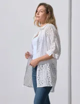 Cardigan blanco con calados tipo broderie, de manga 3/4 amplia.