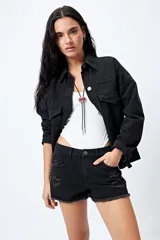 Short de jean gris oscuro con roturas y ruedo desflecado.