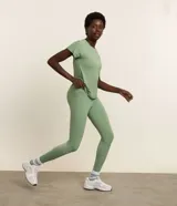 Remera deportiva color verde agua, confeccionada en microfibra, con cuello redondo, mangas cortas, canesú en los hombros y abertura en la espalda.