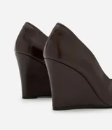 Zapato de tacón tipo anabela color marrón oscuro, con punta fina y confeccionado en material sintético.