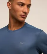 Remera deportiva blanca de poliéster, con cuello redondo, mangas cortas y recortes laterales.