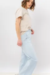 Pantalón jogger wide fit color amarillo pastel, confeccionado en algodón suave, con cintura elástica con cordón ajustable y bolsillos laterales funcionales.