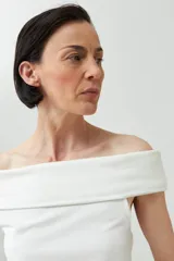 Remera blanca de manga corta con escote Bardot (hombros descubiertos) y calce ajustado.