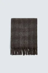 Bufanda rectangular con estampado de cuadros en tonos grises y negros, con acabado cepillado y flecos en los extremos.