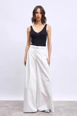 Pantalón palazzo blanco de tiro alto con cinturón.