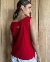 Musculosa blanca con cuello en V y costuras a contratono.