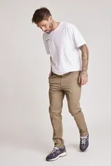 Pantalón chino color beige, de corte recto y tiro medio, con bolsillos laterales y traseros.
