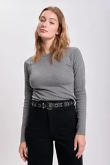 Remera gris de manga larga con cuello redondo y tejido de punto canalé.