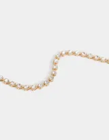Collar corto dorado con cadena de eslabones y dije de strass con forma de corazón.