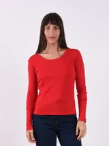 Remera básica de manga larga, color rojo vibrante, con escote redondo y calce ajustado.