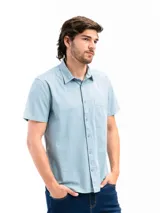 Camisa celeste de manga corta confeccionada en algodón, con cuello clásico, cierre frontal con botones, bolsillo en el pecho y corte clásico.