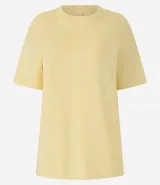 Remera blanca oversized de mangas cortas, confeccionada en algodón peruano, con cuello redondo y sin estampa.