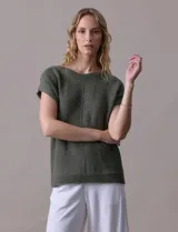 Sweater tejido color blanco, marca Cable & Gauge, con cuello a la base y apliques de botones en la espalda.