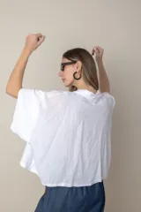 Chaqueta italiana de lino color blanco, de corte suelto y amplio, con cierre de un botón. Talle único oversize hasta XL.