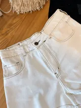 Short de jean color beige con terminación desflecada.