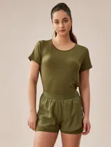 Short deportivo verde militar con calza interna, cintura elástica y logo estampado en la pierna.