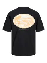 Camiseta negra de manga corta con cuello redondo y corte amplio. Estampado en la espalda con un paisaje y texto en color naranja.