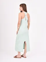 Vestido negro de tejido de punto, largo midi, con escote halter y corte recto.