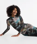 Vestido midi de tul con estampado abstracto en tonos marrones, azules y verdes. Tiene cuello alto, mangas largas y forro.